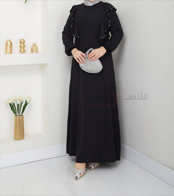 تصميم ناعم وتفاصيل راقية على الاكتاف