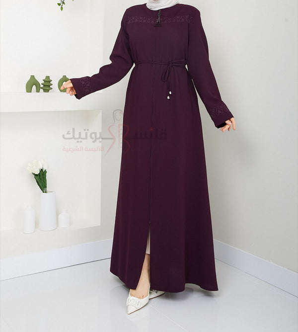 عباية مع طرزة خفيفة